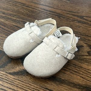Toddler Gap ivory/frost clog size 9/10